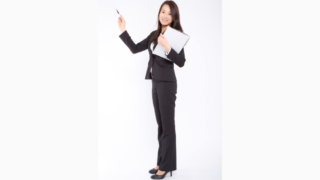 転職の解説をする女性転職エージェント